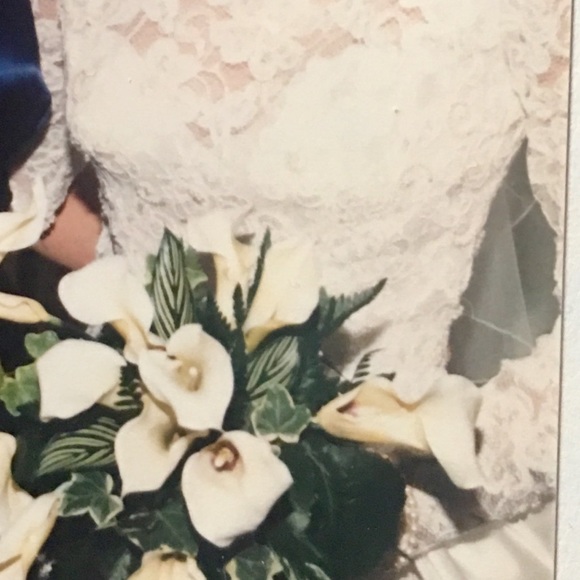 White lace wedding dress with pearl detail - Picture 2 of 8